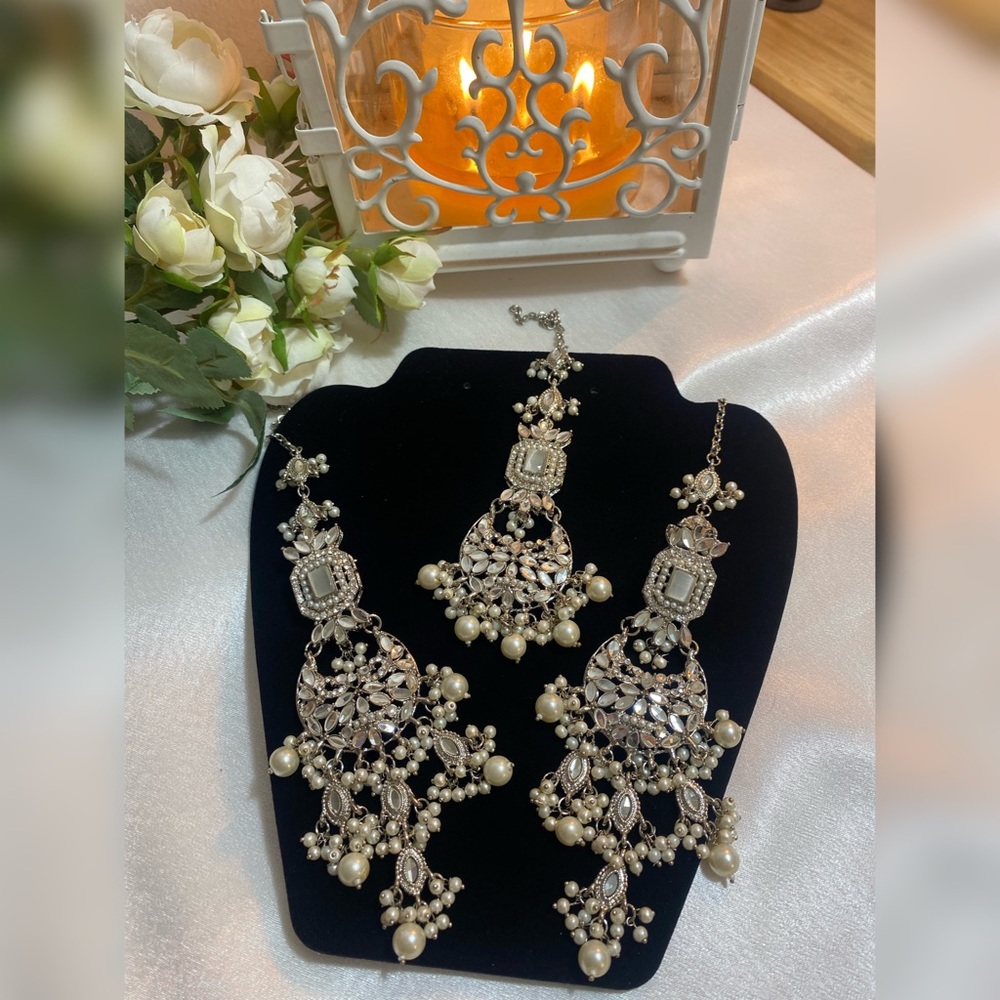 Kundan & Faux Pearl Earrings with Maang Tikka Set - Silver